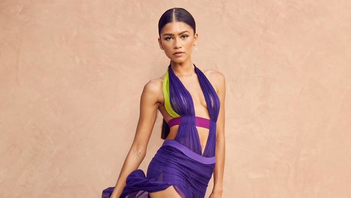 zendaya-pays-tribute-to-beyonce-by-wearing-the-same-dress-she-did-in-2003