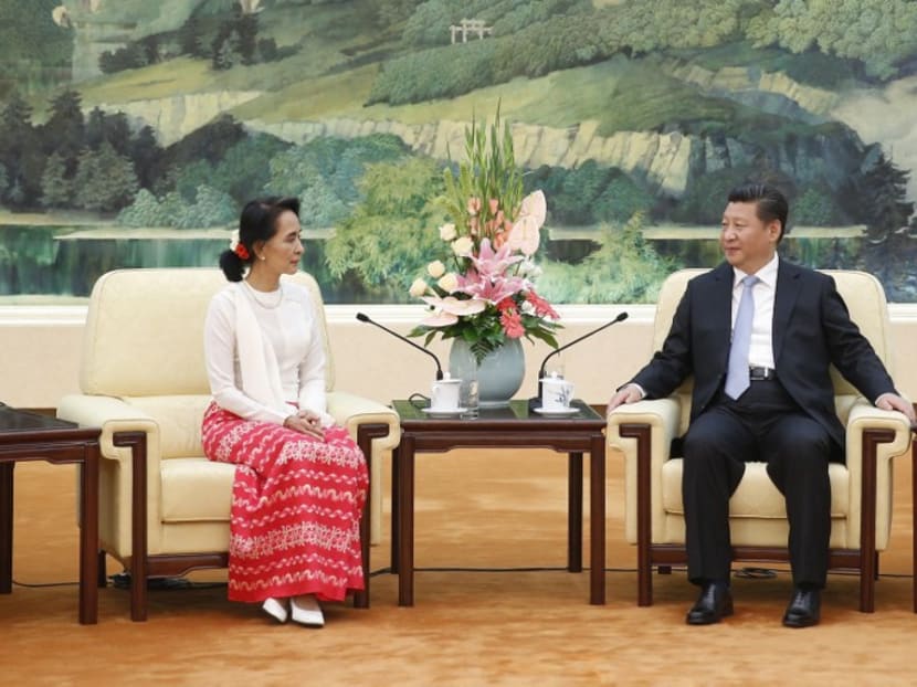 Chinese President Xi Jinping (R) meets Myanmar's pro-democracy leader Aung San Suu Kyi at the Great Hall of the People in Beijing on June 11, 2015. Photo: AFP