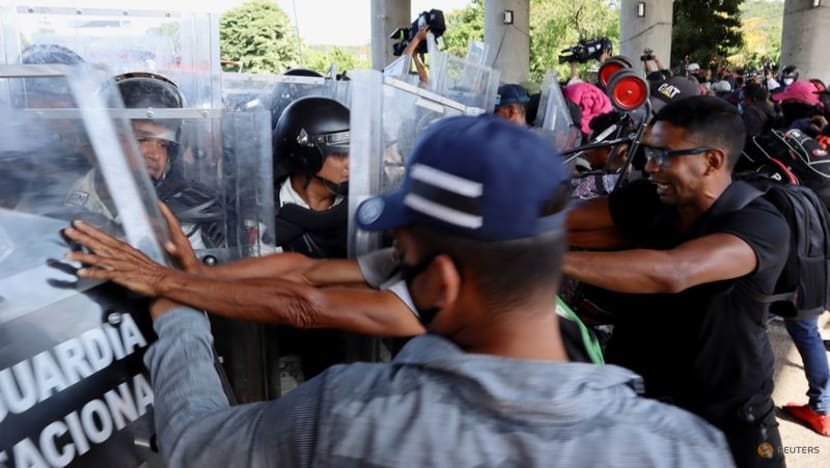 New migrant caravan in Mexico pushes past blockade to head north New migrant caravan in Mexico pushes past blockade to head north