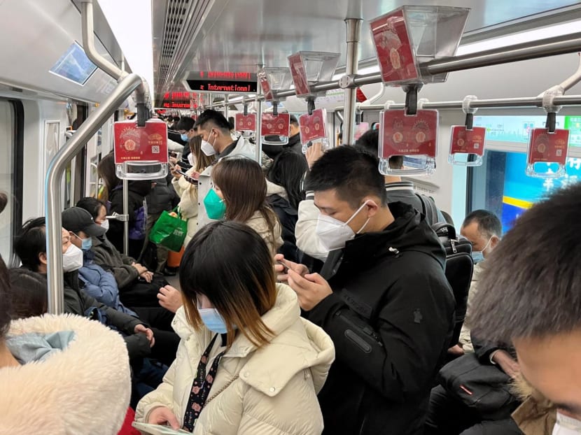Commuters ride a subway train during the morning rush hour amid the coronavirus disease outbreak, in Shanghai, Dec 26, 2022. Commuters ride a subway train during the morning rush hour amid the coronavirus disease outbreak, in Shanghai, Dec 26, 2022.
