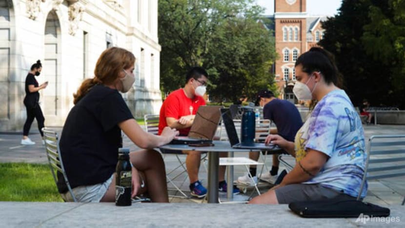 COVID-19 pandemic pushes steep drop in foreign college students in US COVID-19 pandemic pushes steep drop in foreign college students in US