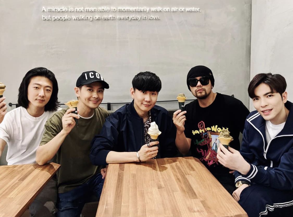 Fans Are Going Crazy About Jay Chou, JJ Lin, Jam Hsiao & Jimmy Lin Hanging Out And Having Ice Cream Together Fans Are Going Crazy About Jay Chou, JJ Lin, Jam Hsiao & Jimmy Lin Hanging Out And Having Ice Cream Together