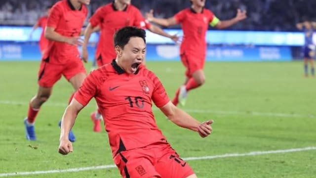 韩国男子足球队在决赛中 以2比1逆转战胜日本夺得冠军