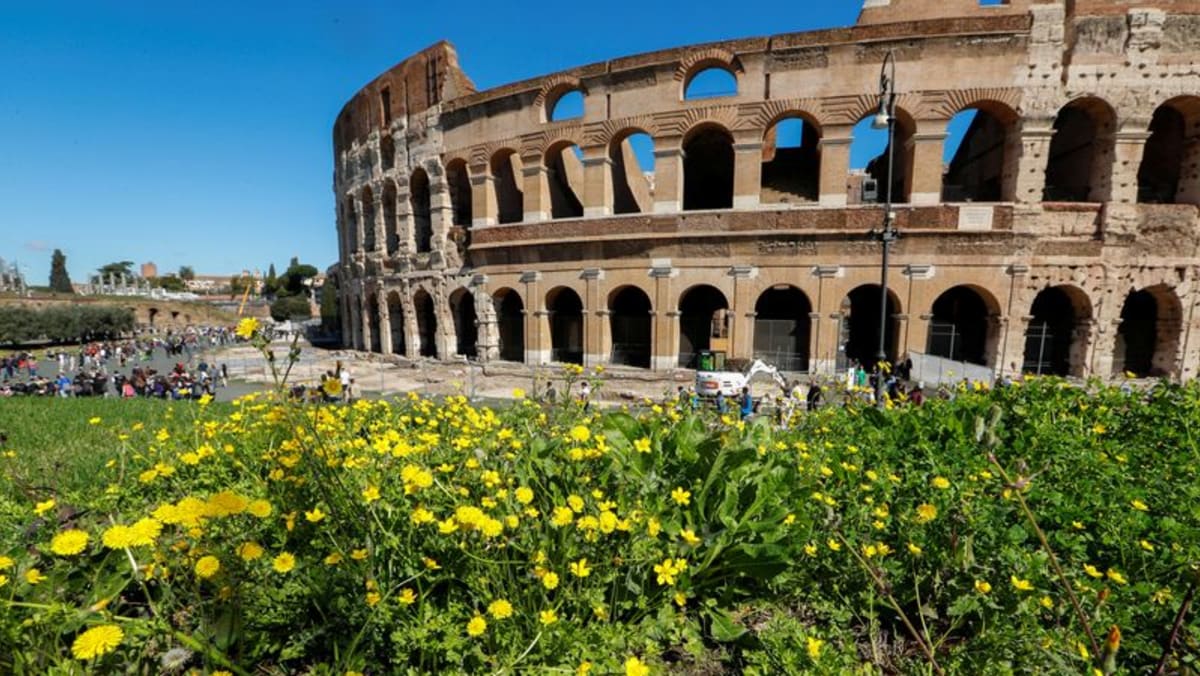 Italy vows to find and punish tourist who defaced Colosseum wall