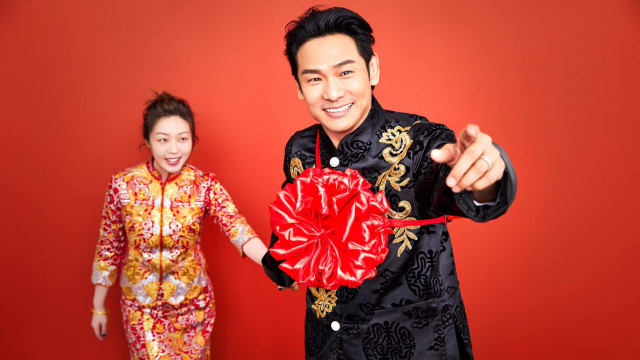 纪念结婚10周年　杜德伟晒中式婚纱照