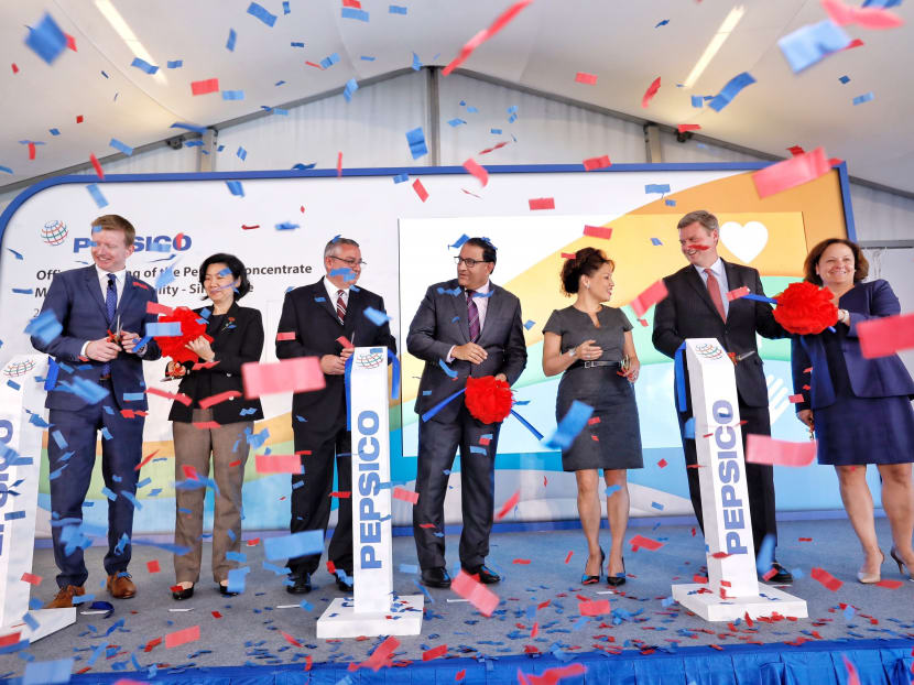 From left: David Murray (Senior Vice President and General Manager, PepsiCo Global Concentrate Solutions (PGCS), Thien Kwee Eng (Assistant Managing Director, Singapore Economic Development Board), Adel Garas (Asia Pacific President, PepsiCo Inc.), Iswaran, Stephanie Syptak-Ramnath (Charge d’Affaires, ad interim, US Embassy of Singapore), Brian Newman (Executive Vice President of Global Operations, PepsiCo Inc.), Grace Puma (Senior Vice President and Chief Supply Officer, PepsiCo Inc.). Photo: PepsiCo