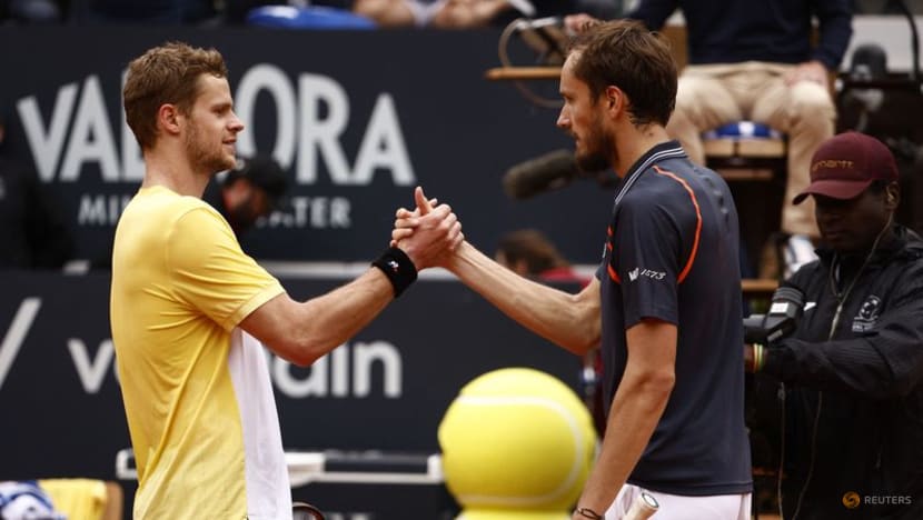 Medvedev rolls past Hanfmann to reach Rome semi-finals