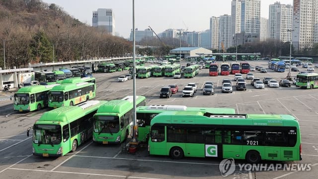 韩国首尔公共巴士工会展开罢工行动 近98%巴士停运