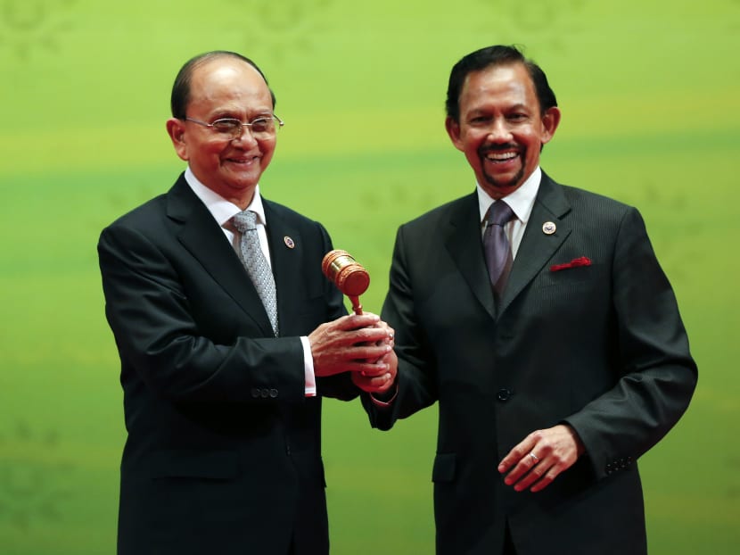 Brunei Sultan Hassanal Bolkiah (right) hand over the ASEAN Chairmanship to Myanmar President Thein Sein at the end of the ASEAN Summit in Bandar Seri Begawan, Brunei, Thursday, Oct 10, 2013. Photo: AP