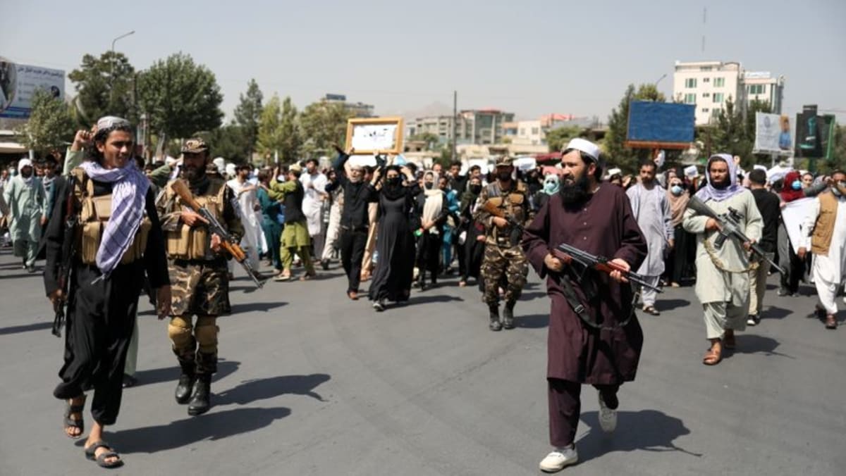 Dunia waspada terhadap pemerintahan Taliban ketika warga Afghanistan mendesak tindakan terkait hak asasi manusia dan ekonomi