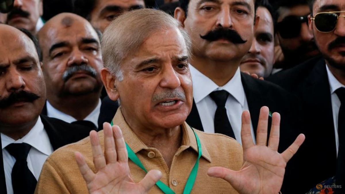 Parlemen Pakistan memilih PM Sharif saat anggota parlemen Khan mundur secara massal