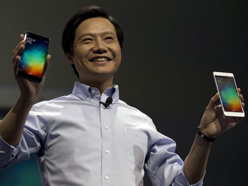 Lei Jun, chairman of Chinese smartphone maker Xiaomi, holds up the latest models of the Xiaomi Note at a press event in Beijing, Jan 15, 2015. Photo: AP