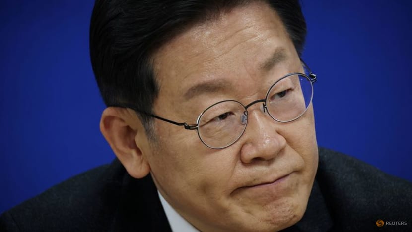 South Korean voters hold noses as rivals land low blows in 'unlikeable' election South Korean voters hold noses as rivals land low blows in 'unlikeable' election