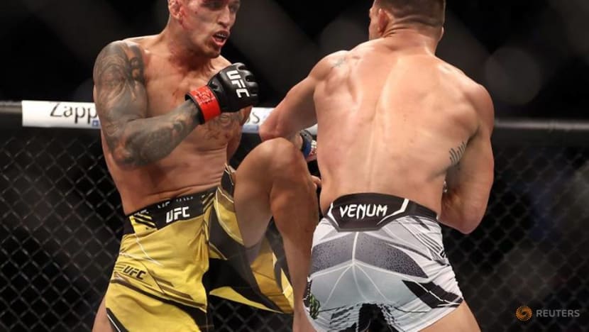 Oliveria KOs Chandler to claim UFC lightweight crown Oliveria KOs Chandler to claim UFC lightweight crown