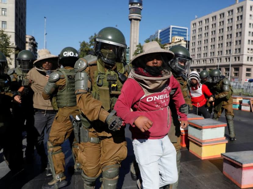 Four beekeepers detained in protest at Chilean capital, police stung Four beekeepers detained in protest at Chilean capital, police stung