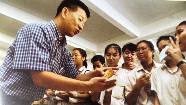 【958印象古早】求学时要打工养家没时间念书 恩师一句话让总裁放弃辍学最后还当上校长