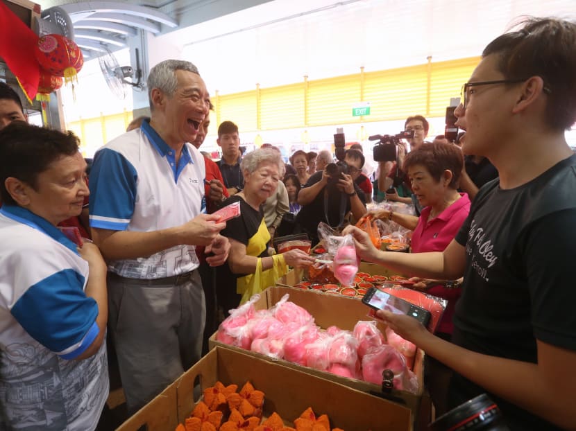 Prime Minister Lee Hsien Loong visited the Market and Food Centre at Blk 341 in Teck Ghee, Ang Mo Kio, on Feb 3 to interact with residents, exchange festive greetings and distribute red packets.