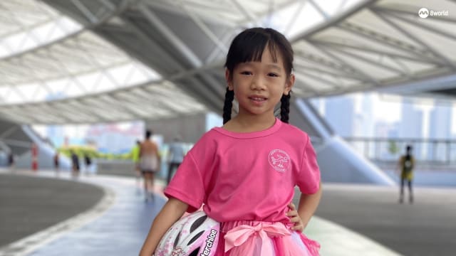五岁女童运动细胞破表 外国滑轮溜冰赛夺金