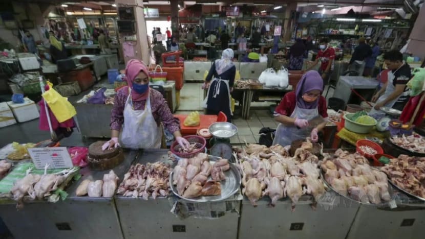 Kekurangan bekalan ayam, peniaga M'sia terpaksa naikkan harga 