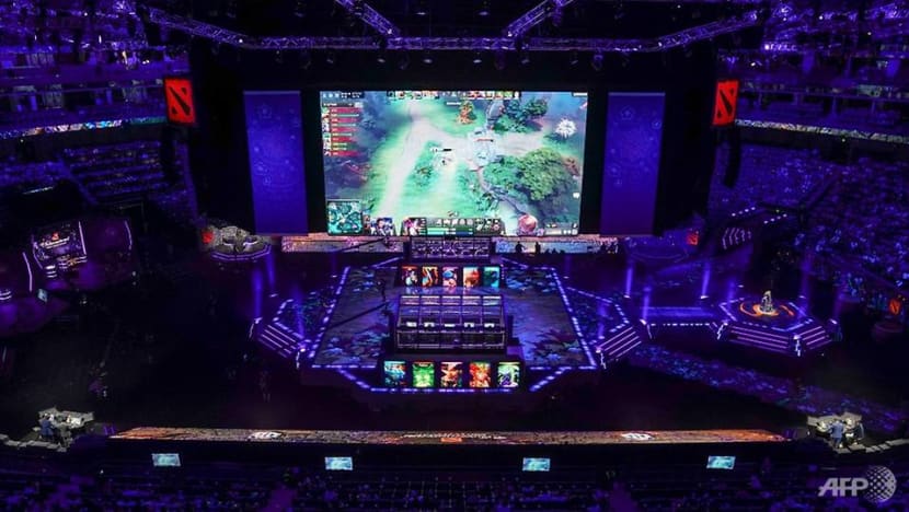 Online Battle Arena Esports: The Competitive Gaming World of League of Legends, Dota 2, and More! (Hardcover)