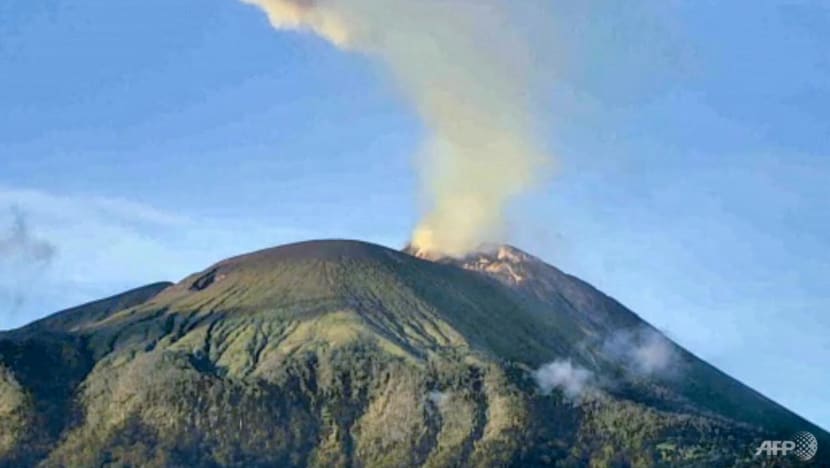 Indonesia volcano erupts, spews tower of smoke and ash Indonesia volcano erupts, spews tower of smoke and ash