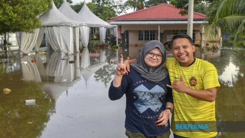 Bersanding dalam banjir; kenangan terindah bagi pasangan pengantin ini