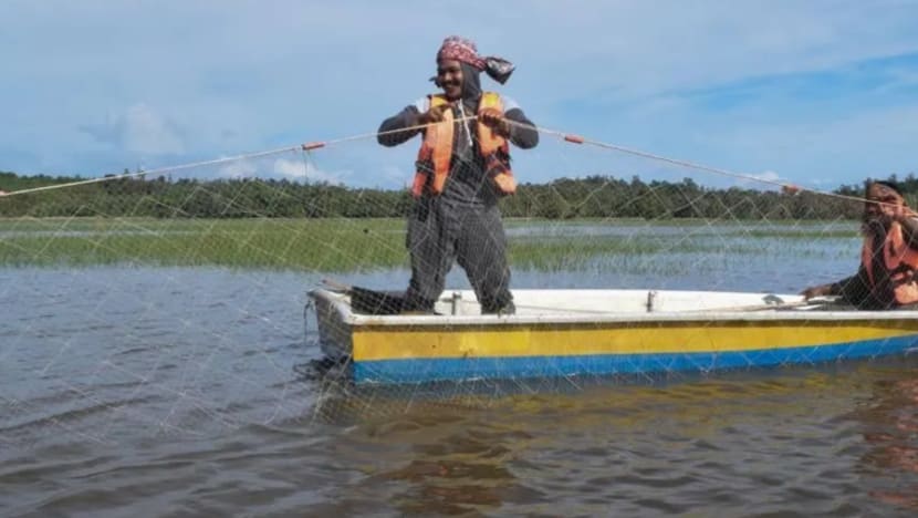 Penduduk kampung Terengganu berpesta ikan di musim tengkujuh