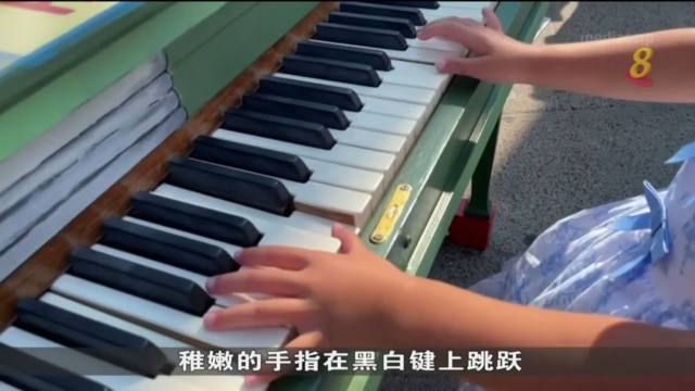 美国街头举办钢琴演奏会 最小演出者年仅四岁