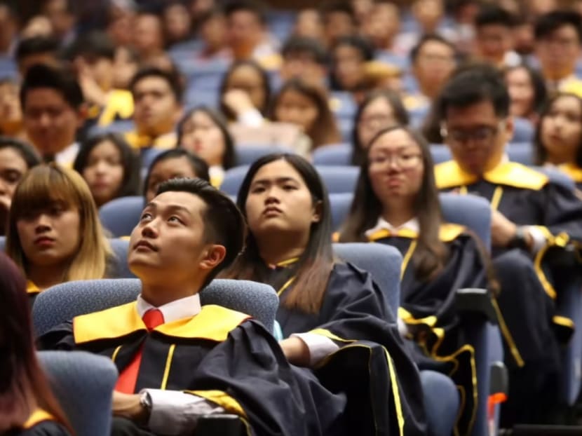 Polytechnic students at a graduation ceremony.