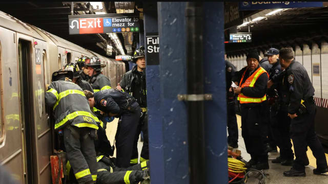 吵架后遭男友推下轨道  美国女子遭地铁列车碾过失双腿