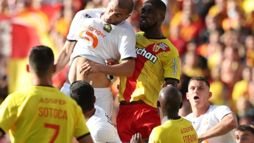 Football:
Lens v Lille derby resumes after crowd trouble leads to suspension Football:
Lens v Lille derby resumes after crowd trouble leads to suspension