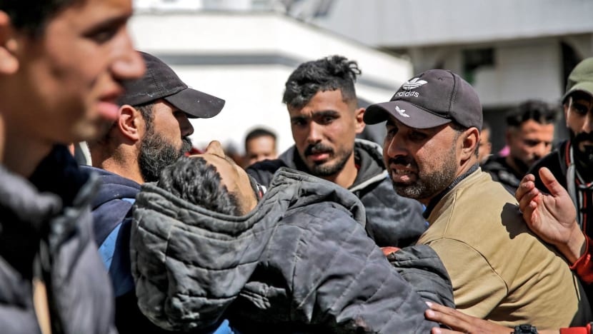 israel open fires at palestinians at aid trucks
