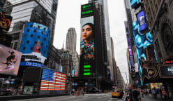 நியூயார்க் Times Square விளம்பரப் பலகையில் சிங்கப்பூரைச் சேர்ந்த இந்தியப் பாடகி - "கனவு மெய்ப்பட்டது!"