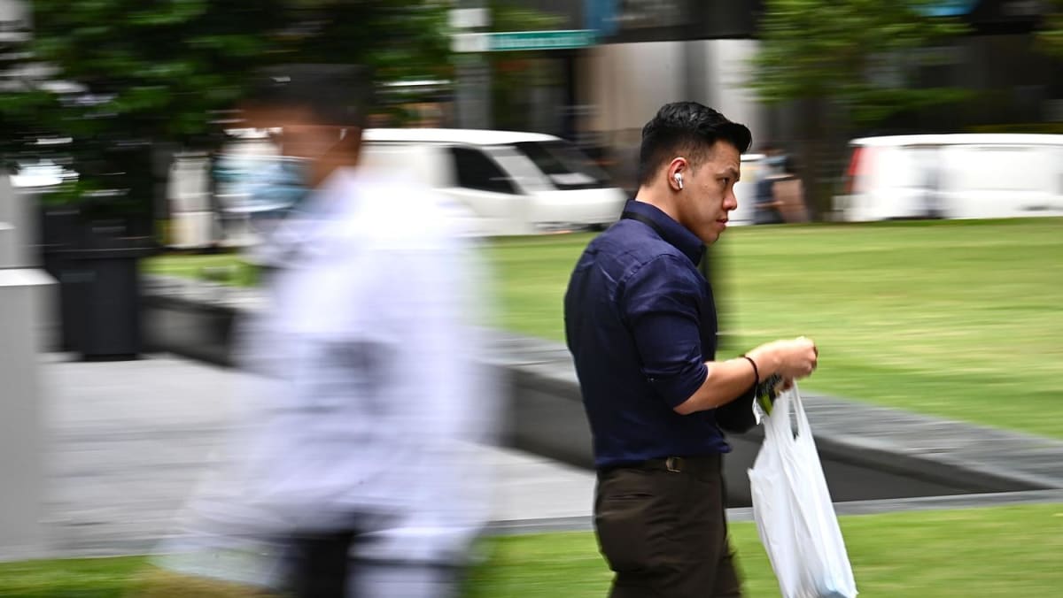 ‘Sungguh nyata’ dan ‘terbebaskan’: Warga Singapura berjalan di luar tanpa masker