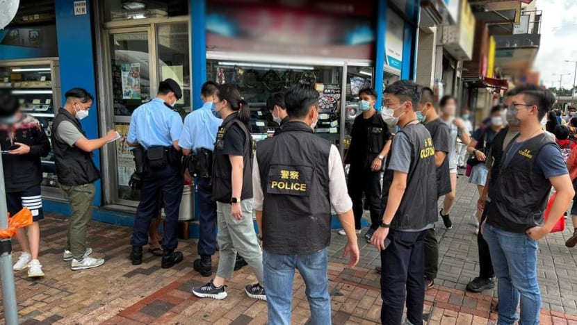 Hong Kong tahan 5 lelaki kerana menghasut sebelum ulang tahun pemerintahan China Hong Kong tahan 5 lelaki kerana menghasut sebelum ulang tahun pemerintahan China