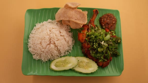 Unique and spicy green chilli chicken rice near Geylang that’s worth queueing for