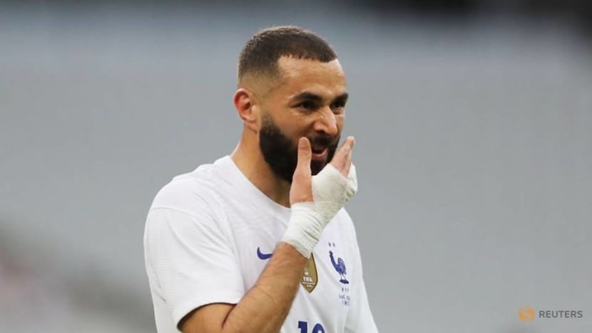 Football: Benzema suffers knee 'knock' injury against Bulgaria Football: Benzema suffers knee 'knock' injury against Bulgaria