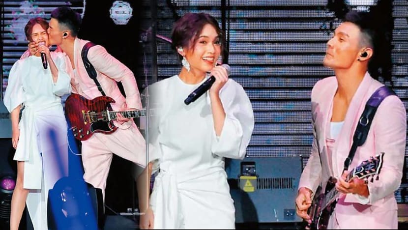 Li Ronghao kisses Rainie Yang on stage