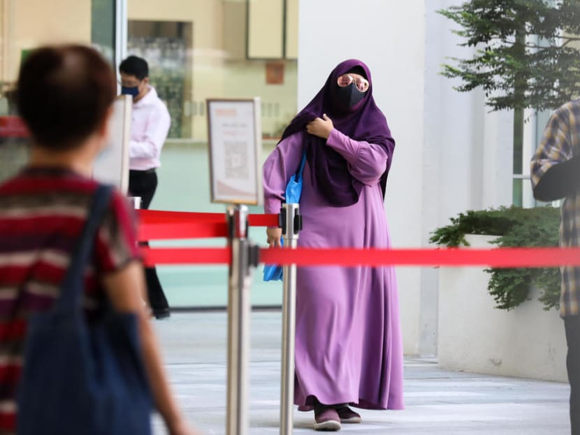 Ummi Kalsum Ali (centre) arriving at the State Courts on April 28, 2021.