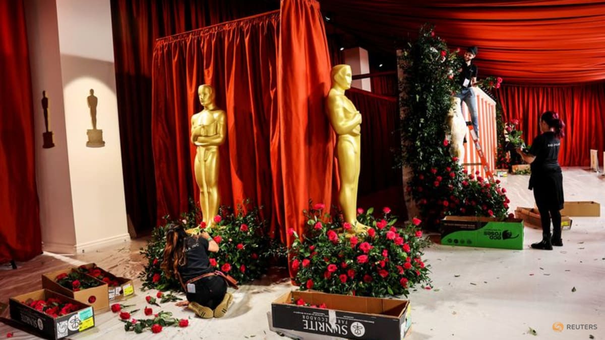 Para bintang berjalan di atas karpet sampanye saat film laris bersaing memperebutkan Oscar