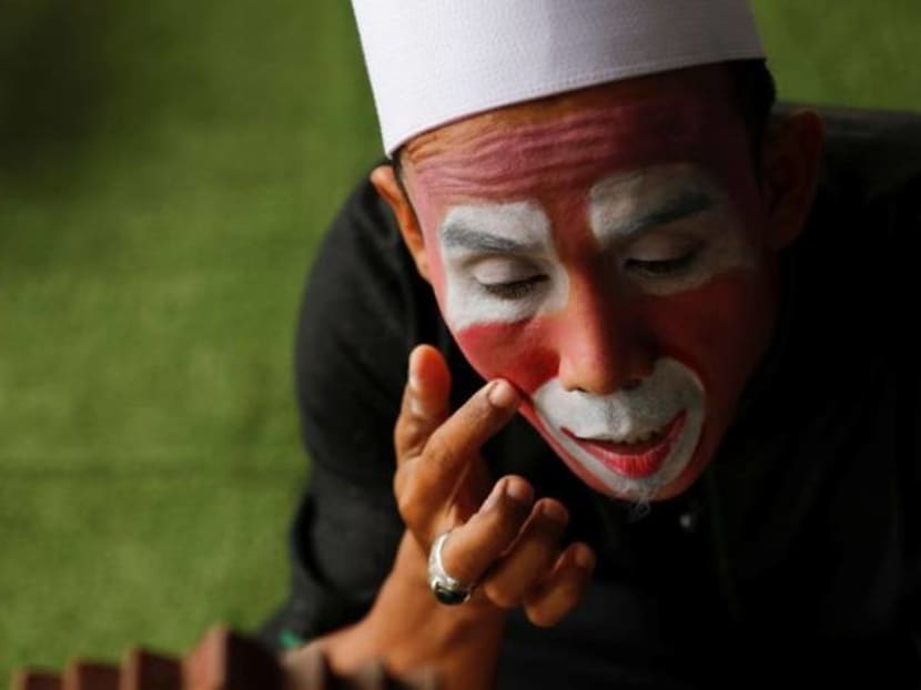 Indonesian teacher dons clown costume to inspire children to learn the Koran Indonesian teacher dons clown costume to inspire children to learn the Koran