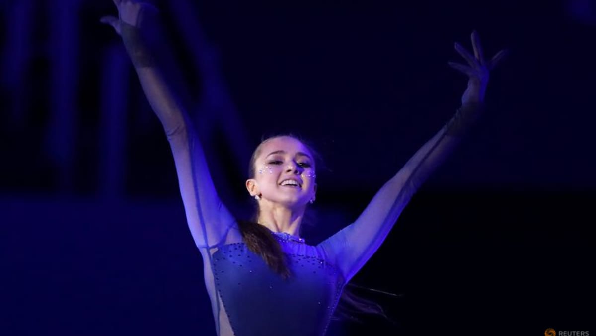Valieva memimpin tim figure skating Rusia yang didominasi oleh remaja