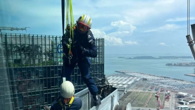 两工人受困40楼高机械吊篮 民防到场助脱困