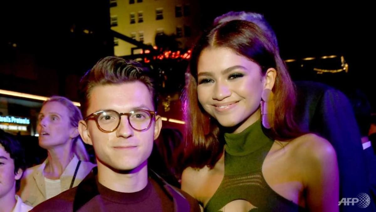 are-tom-holland-and-zendaya-dating-spider-man-stars-caught-kissing-in-car