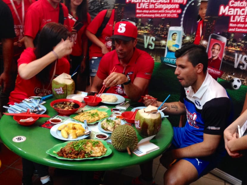 Rio Ferdinand, Sergio Aguero experience Singapore during selfie challenge