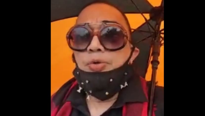 Azwan Ali pertama tiba di pusat mengundi Azwan Ali pertama tiba di pusat mengundi