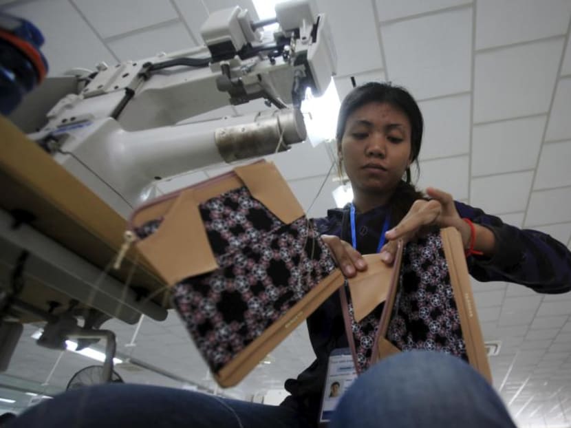 A woman works at a Japanese-owned factory at the Phnom Penh Special Economic Zone (PPSEZ), on the outskirts of Phnom Penh, in this Dec 17, 2014 file photo. Photo: Reuters