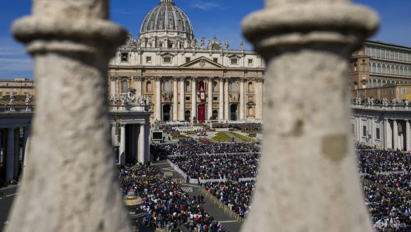 Pope leads crowds in first outdoor Easter Mass since pandemic Pope leads crowds in first outdoor Easter Mass since pandemic