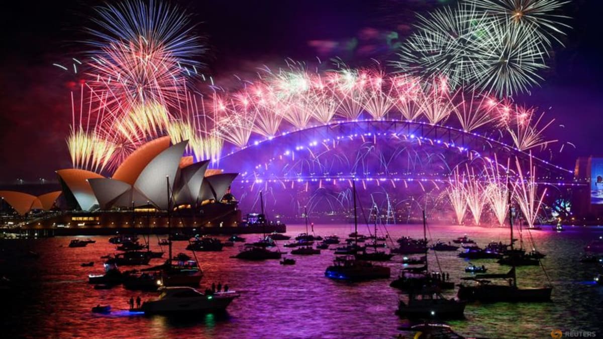 Sydney memulai pesta Tahun Baru dengan gaya vintage saat Afrika Selatan menawarkan harapan kepada Omicron