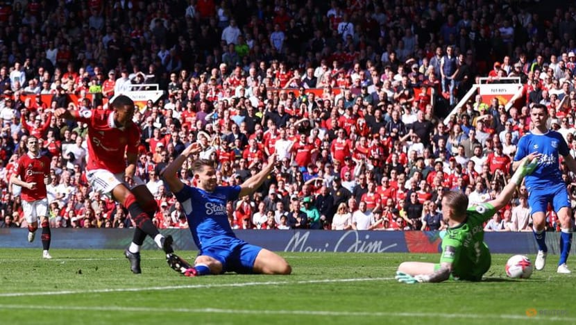 Man United climb back into third with 2-0 win over Everton Man United climb back into third with 2-0 win over Everton